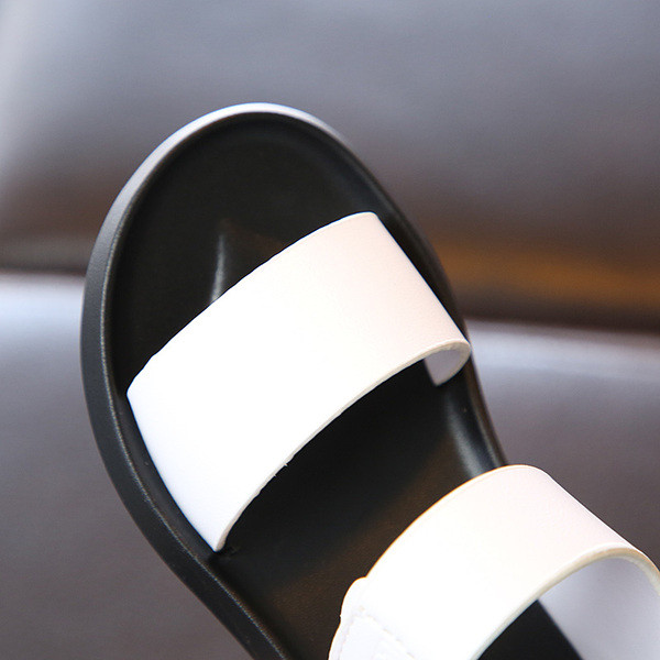 Sima gyerekszandál modell két színben matricával