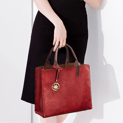 Eko bőrből készült kis női táska fém elemmel