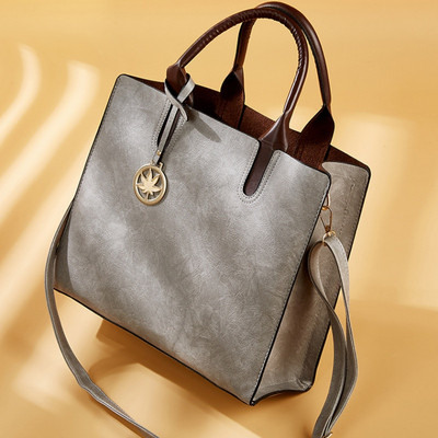 Eko bőrből készült kis női táska fém elemmel