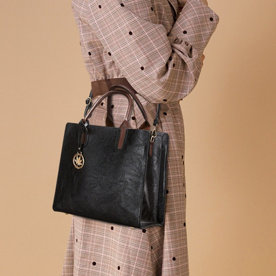 Eko bőrből készült kis női táska fém elemmel