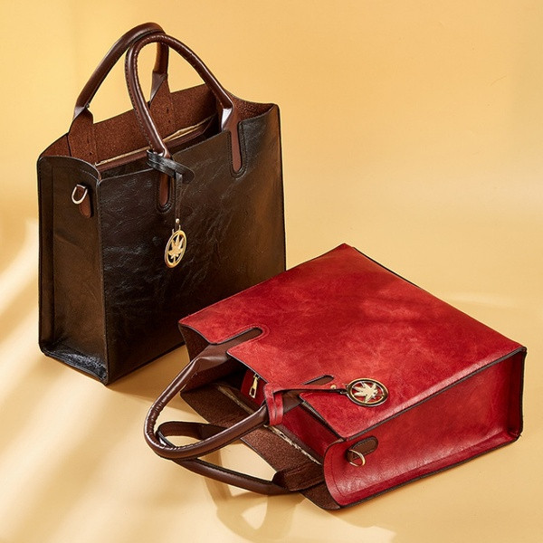 Eko bőrből készült kis női táska fém elemmel