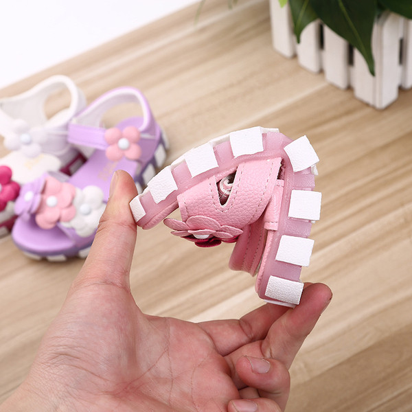 Modern gyerekszandál matricával és 3D virág elemmel