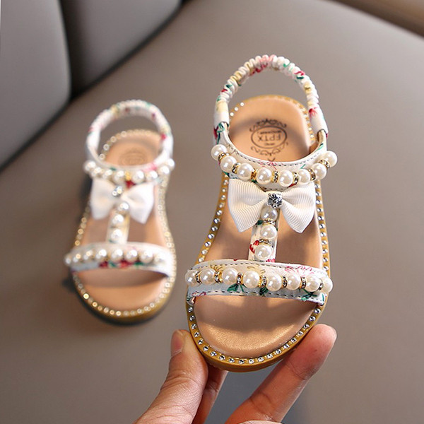 Elegáns gyerekszandál gumival és gyöngyökkel