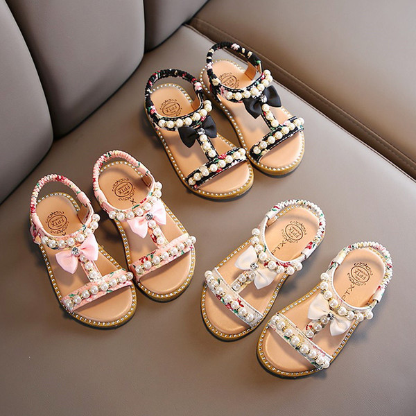 Elegáns gyerekszandál gumival és gyöngyökkel