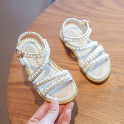 Modern gyerekszandál csattal és gyöngyökkel