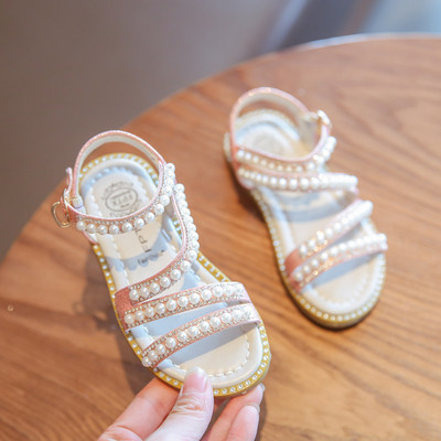 Modern gyerekszandál csattal és gyöngyökkel