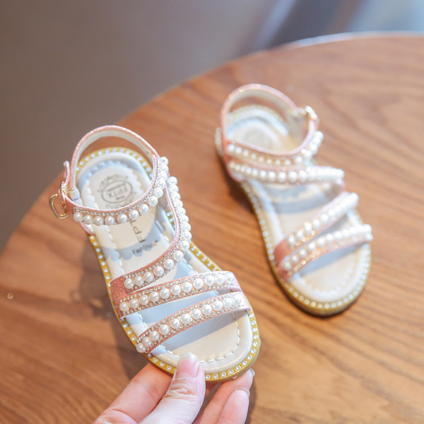 Modern gyerekszandál csattal és gyöngyökkel