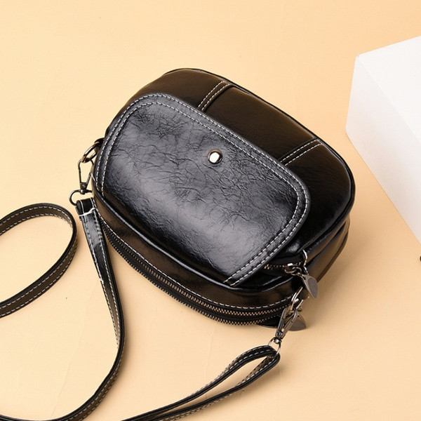 Női kis táska hosszú vállfogantyúval