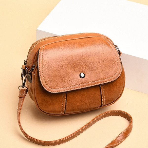 Női kis táska hosszú vállfogantyúval