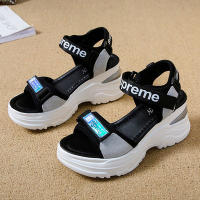 Női alkalmi szandál felirattal és fényes hatással