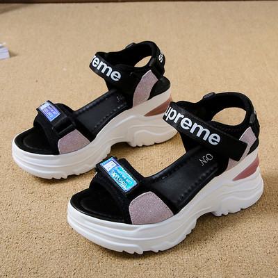 Női alkalmi szandál felirattal és fényes hatással