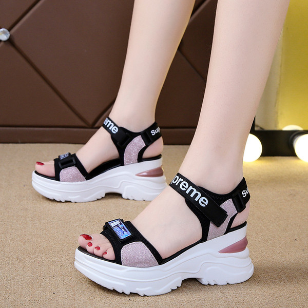 Női alkalmi szandál felirattal és fényes hatással