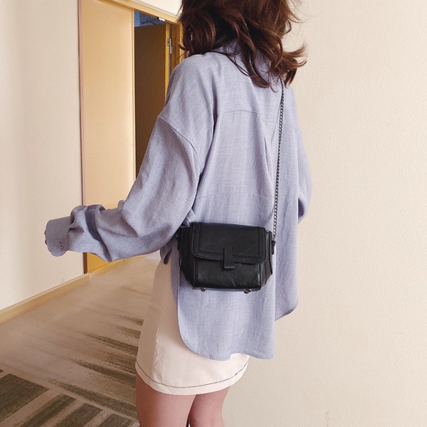 Σύγχρονη γυναικεία τσάντα με μεταλλική αλυσίδα ώμου