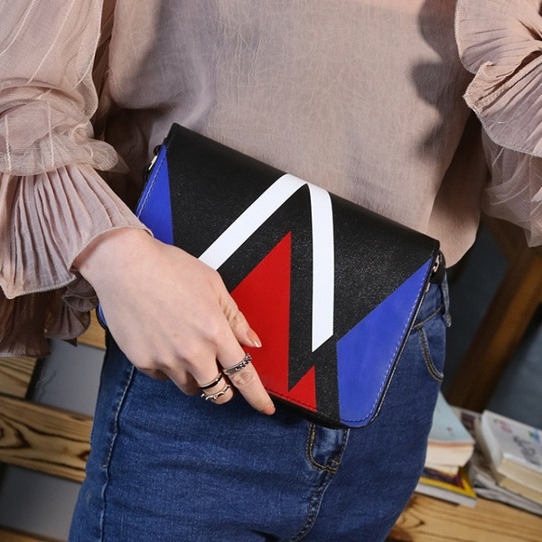 Új modell kis női válltáska rátéttel