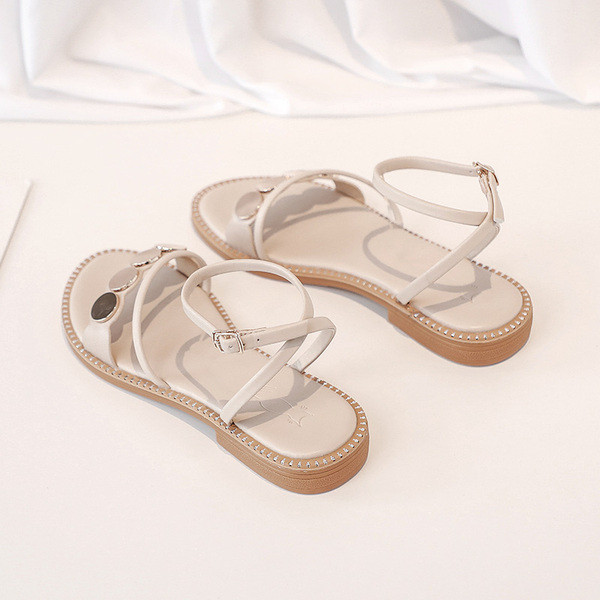 Γυναικεία σανδάλια με επίπεδη σόλα και μεταλλικά στοιχεία