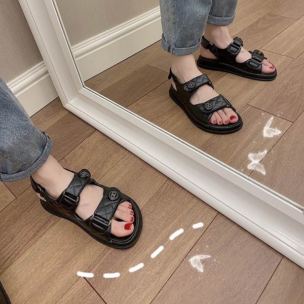 Női bőr szandál fehér és fekete folttal