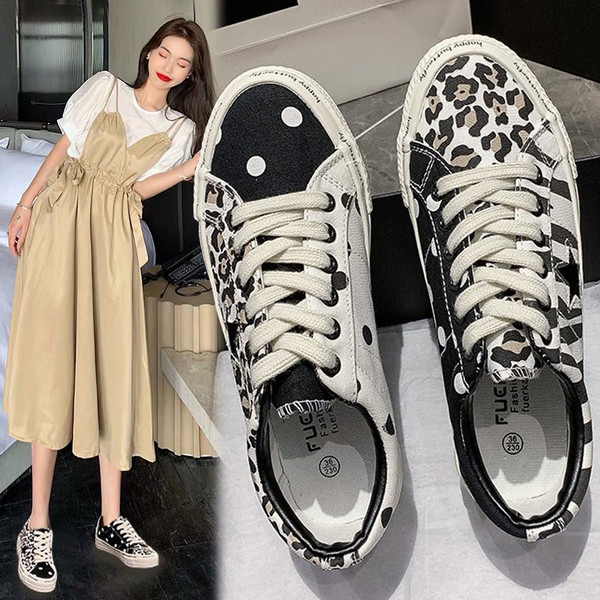 Leopárdmintás, fűzős női tornacipő