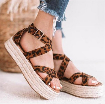 Új modell velúr szandál csattal az emelvényen