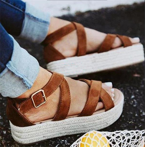 Új modell velúr szandál csattal az emelvényen