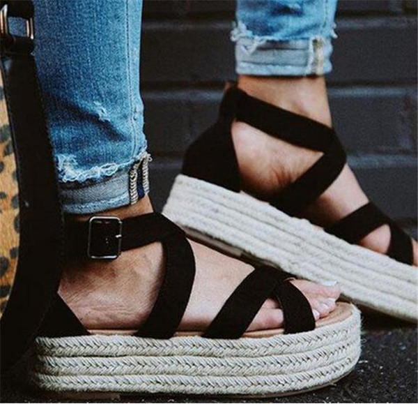 Új modell velúr szandál csattal az emelvényen