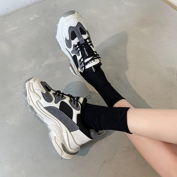 Nyári női tornacipő lapos talppal és fűzővel