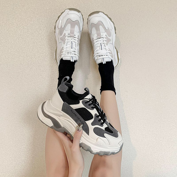 Nyári női tornacipő lapos talppal és fűzővel