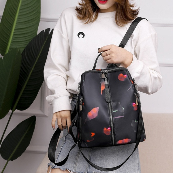 Napi cipzáras női hátizsák - fekete színben