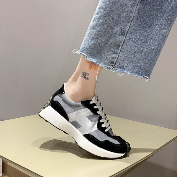 Fekete és szürke fűzős női tornacipő új modellje