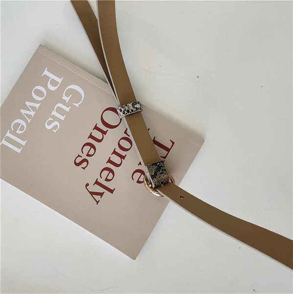 Női öv kígyómintával és fém gyűrűvel