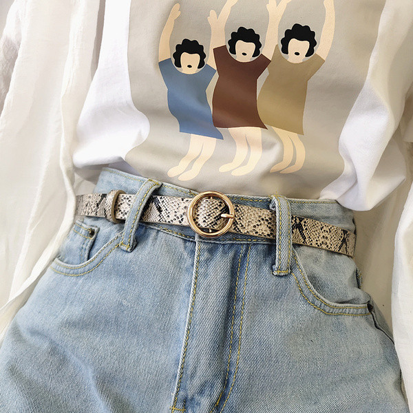 Női öv kígyómintával és fém gyűrűvel