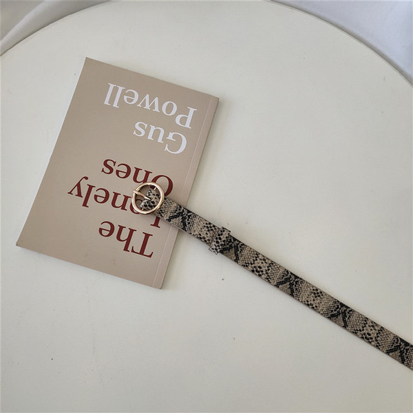 Női öv kígyómintával és fém gyűrűvel