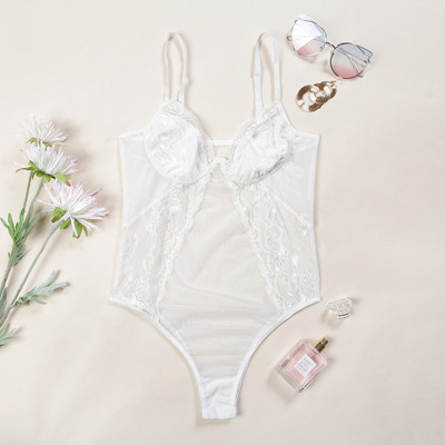 Intim női test vékony pántokkal és csipkével