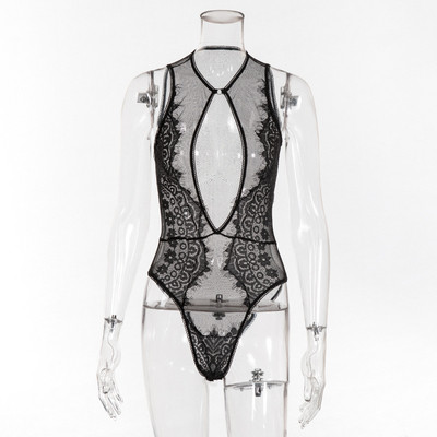 Intim női test kivágásokkal és csipkével