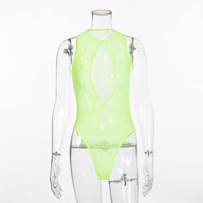 Intim női test kivágásokkal és csipkével