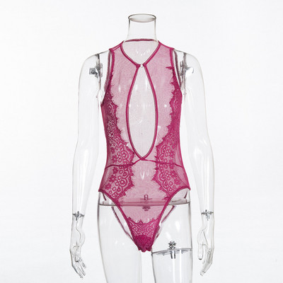 Intim női test kivágásokkal és csipkével