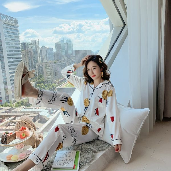 Női pizsama két részből, zsebbel és változatos applikációkkal