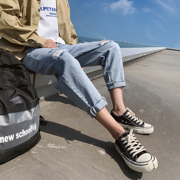 Alkalmi férfi farmernadrág szakadt gumival és zsebekkel