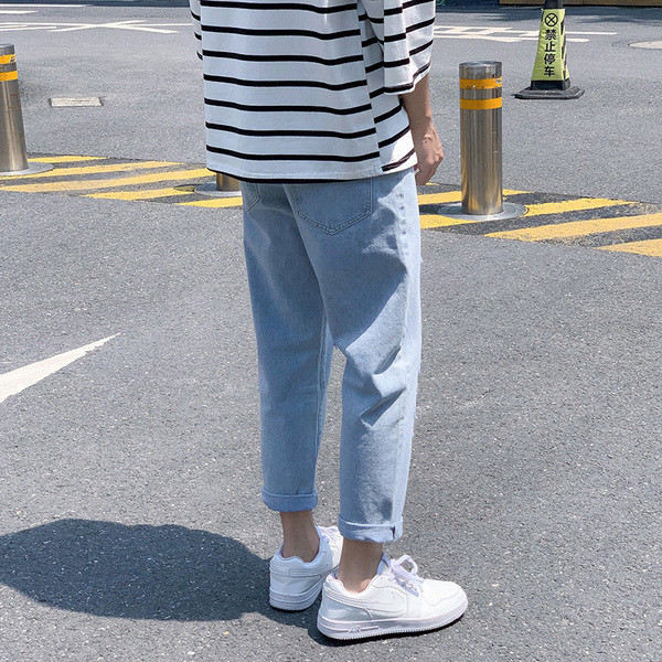 Férfi farmer egyenes modell, jobbra szakadt kék színben