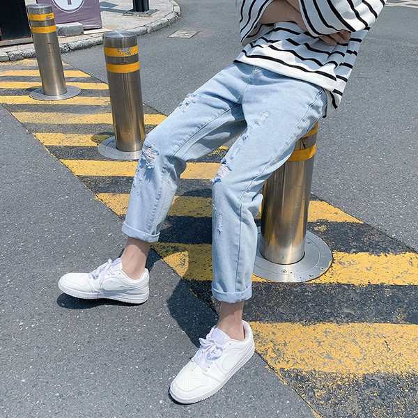 Férfi farmer egyenes modell, jobbra szakadt kék színben