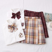 Modern női öltöny rövid ujjú inggel és kockás szoknyával