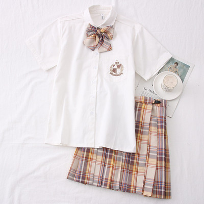 Modern női öltöny rövid ujjú inggel és kockás szoknyával