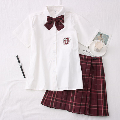 Modern női öltöny rövid ujjú inggel és kockás szoknyával