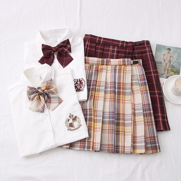 Modern női öltöny rövid ujjú inggel és kockás szoknyával