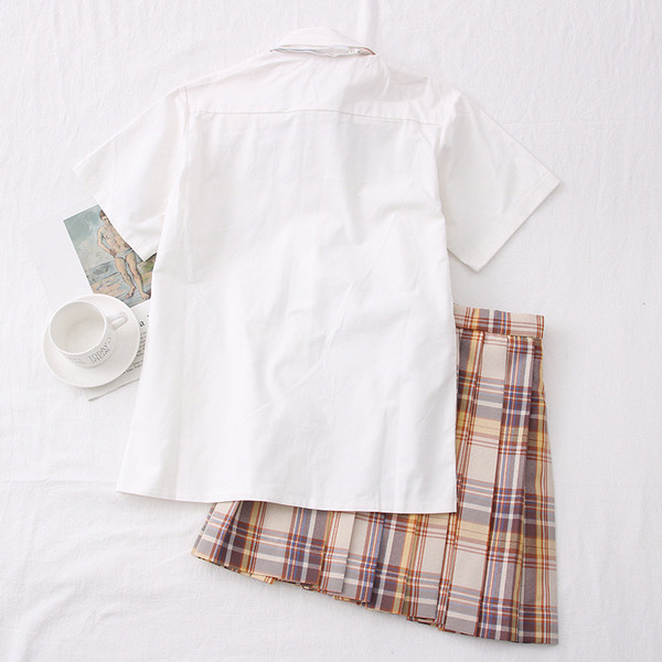 Modern női öltöny rövid ujjú inggel és kockás szoknyával