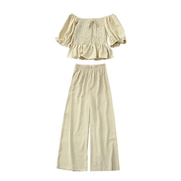 Hétköznapi női szett hosszú nadrágból és rövid blúzból