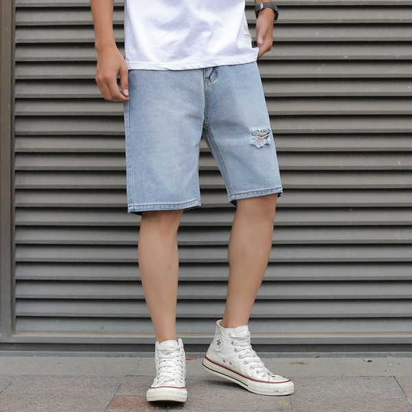 3/4-es férfi farmer, szakadt motívummal, kék színben