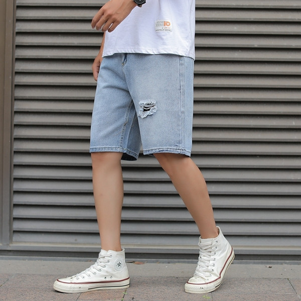 3/4-es férfi farmer, szakadt motívummal, kék színben