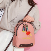 Modern kisméretű női hátizsák műbőrből, hímzéssel