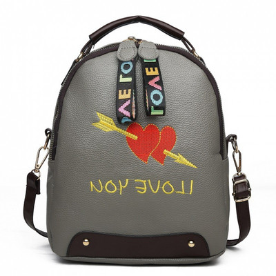 Modern kisméretű női hátizsák műbőrből, hímzéssel