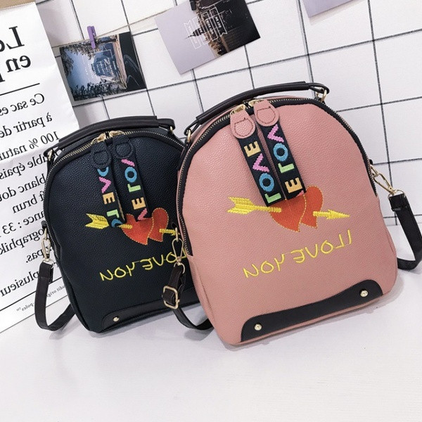 Modern kisméretű női hátizsák műbőrből, hímzéssel